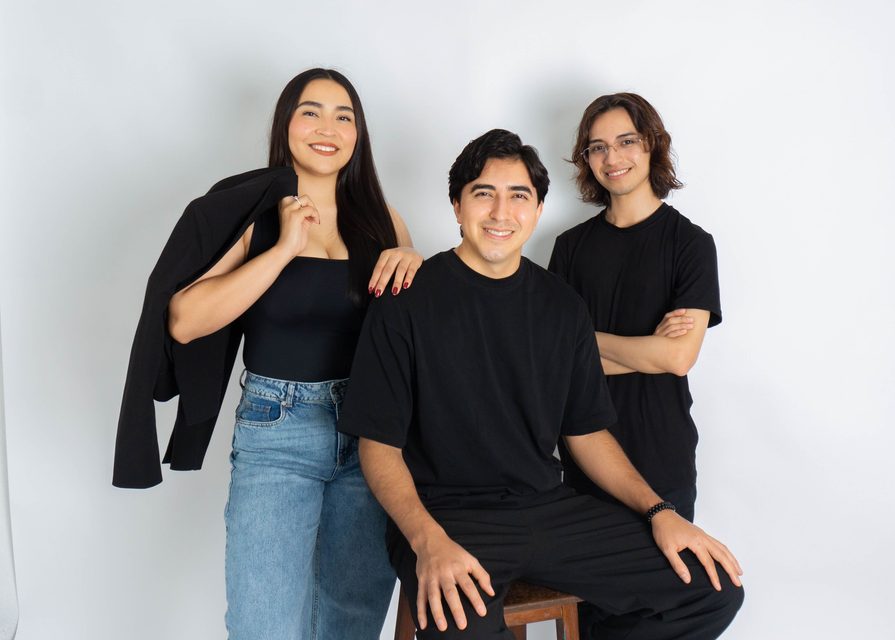 Equipo Agencia DGMTY trabajando en estrategia